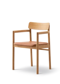 Post Spisebordsstol olieret eg, sædepolstret omni 07 cognac læder fra Fredericia Furniture
