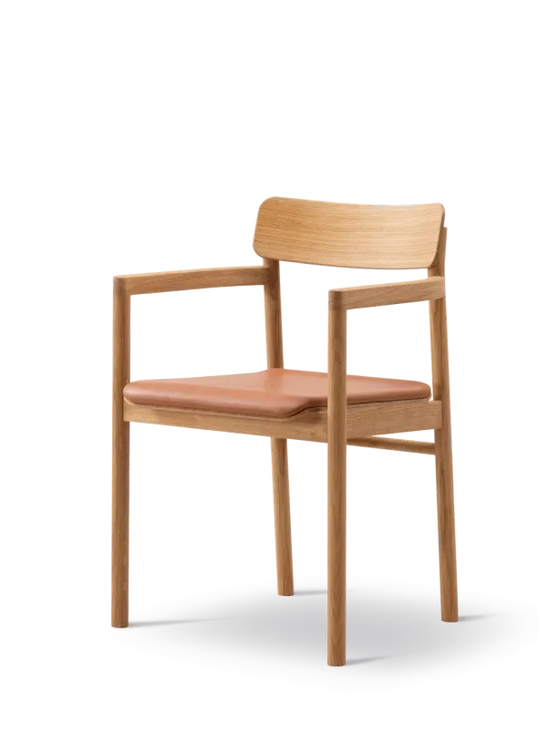 Post Spisebordsstol olieret eg, sædepolstret omni 07 cognac læder fra Fredericia Furniture