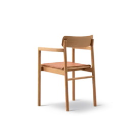 Post Spisebordsstol olieret eg, sædepolstret omni 07 cognac læder fra Fredericia Furniture