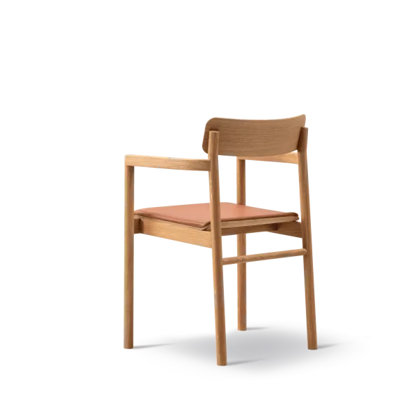 Post Spisebordsstol olieret eg, sædepolstret omni 07 cognac læder fra Fredericia Furniture