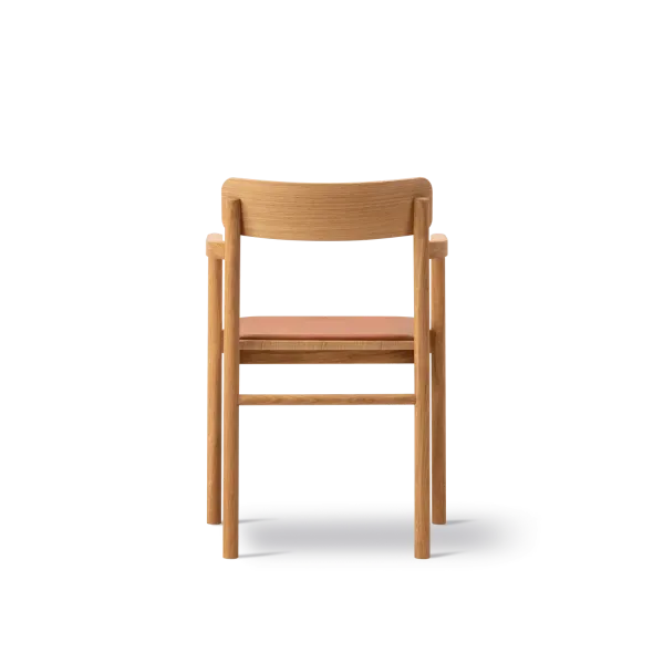 Post Spisebordsstol olieret eg, sædepolstret omni 07 cognac læder fra Fredericia Furniture