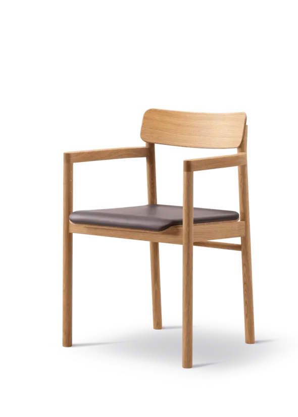Post Spisebordsstol olieret eg, sædepolstret omni 377 mørkebrun læder fra Fredericia Furniture