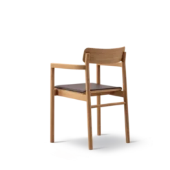 Post Spisebordsstol olieret eg, sædepolstret omni 377 mørkebrun læder fra Fredericia Furniture