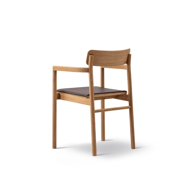 Post Spisebordsstol olieret eg, sædepolstret omni 377 mørkebrun læder fra Fredericia Furniture