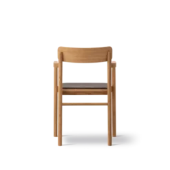 Post Spisebordsstol olieret eg, sædepolstret omni 377 mørkebrun læder fra Fredericia Furniture