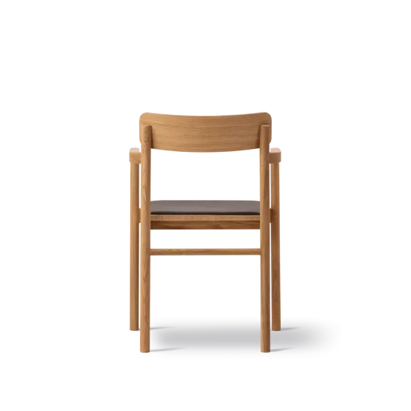 Post Spisebordsstol olieret eg, sædepolstret omni 377 mørkebrun læder fra Fredericia Furniture