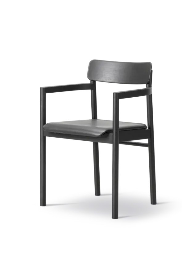 Post Spisebordsstol sortlakeret eg, sædepolstret omni 301 sort læder fra Fredericia Furniture