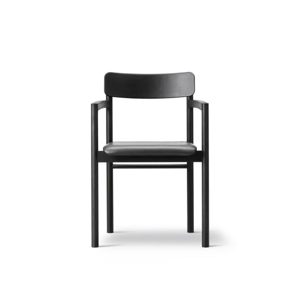 Post Spisebordsstol sortlakeret eg, sædepolstret omni 301 sort læder fra Fredericia Furniture