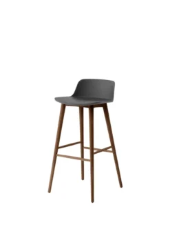 Rely HW123 bar stool, walnut fra &Tradition
