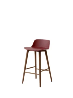 Rely HW118 counter stool, walnut fra &Tradition