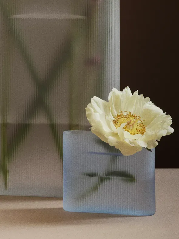 Ridge Vase, light blue frosted glass fra Muuto