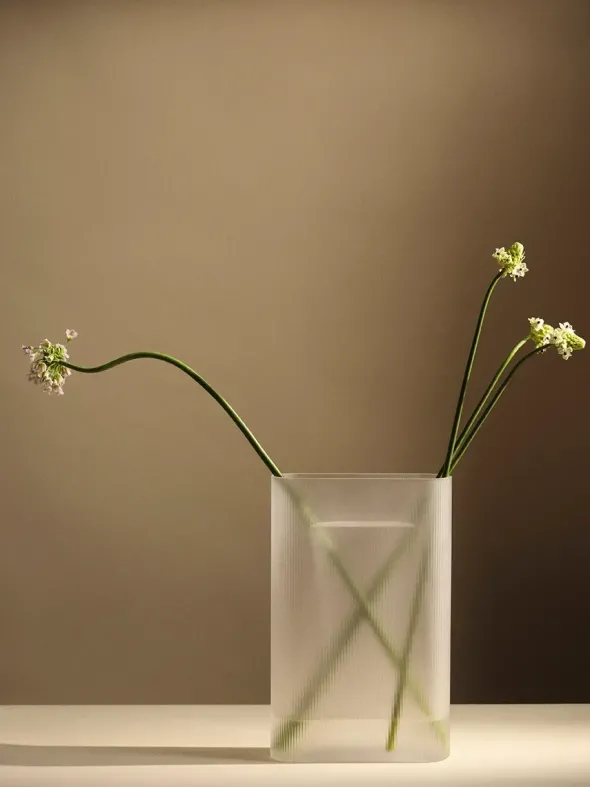 Ridge Vase, white frosted glass fra Muuto