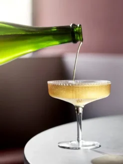 Ripple champagneglas fra Ferm Living