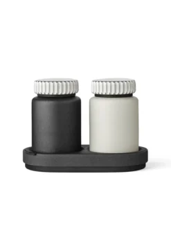 Salt og peber sæt, sort og grå fra Vipp