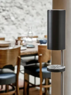 Sensorstyret håndsprit- og sæbedispenser, fritstående i sort fra VOLA