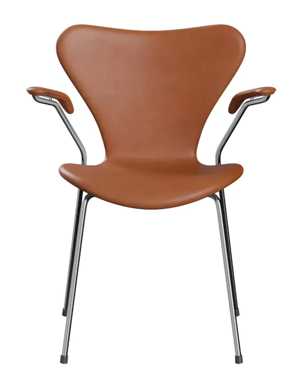 3207 Serie 7 Armstol af Arne Jacobsen