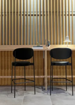 Serie 430 barstol, sort af Verner Panton