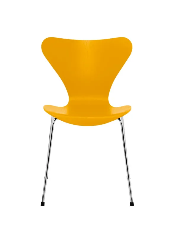 3107 Serie 7 stol i farvet ask af Arne Jacobsen