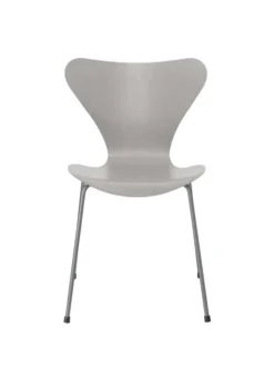 3107 Serie 7 stol i farvet ask af Arne Jacobsen