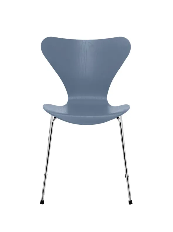 3107 Serie 7 stol i farvet ask af Arne Jacobsen