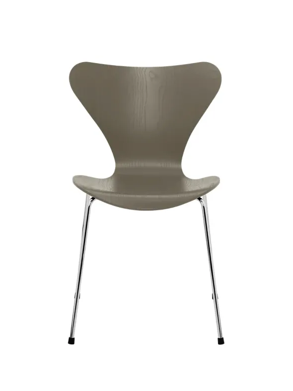 3107 Serie 7 stol i farvet ask af Arne Jacobsen