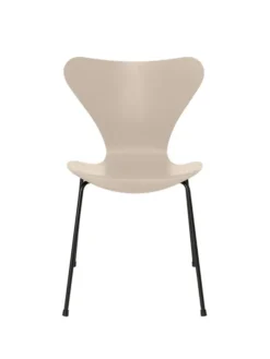 3107 Serie 7 stol i farvet ask af Arne Jacobsen