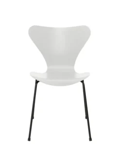 3107 Serie 7 stol i farvet ask af Arne Jacobsen