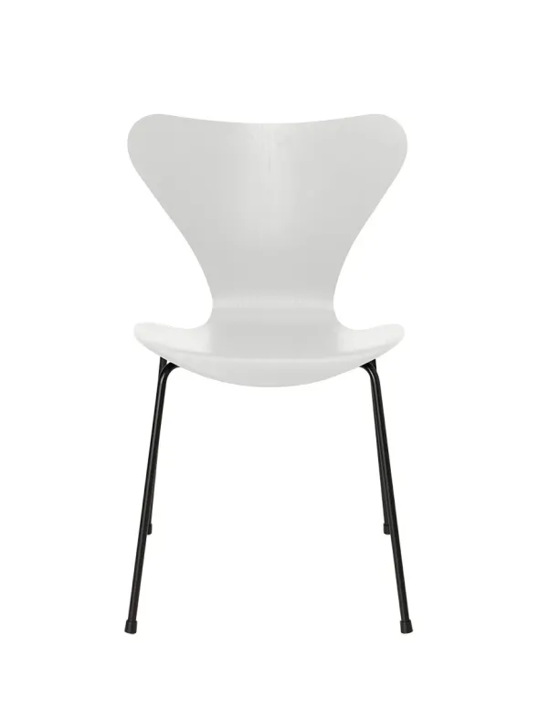 3107 Serie 7 stol i farvet ask af Arne Jacobsen