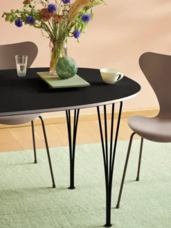 3107 Serie 7 stol i farvet ask af Arne Jacobsen