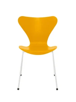 3107 Serie 7 stol i farvet ask af Arne Jacobsen