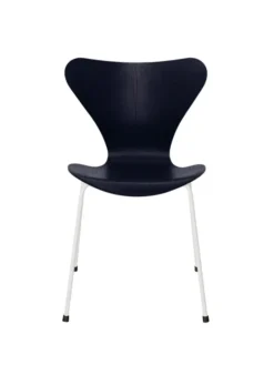 3107 Serie 7 stol i farvet ask af Arne Jacobsen