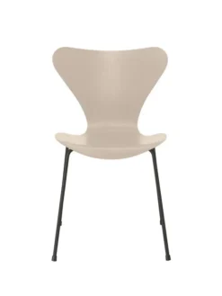 3107 Serie 7 stol i farvet ask af Arne Jacobsen