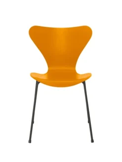 3107 Serie 7 stol i farvet ask af Arne Jacobsen