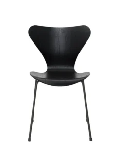 3107 Serie 7 stol i farvet ask af Arne Jacobsen