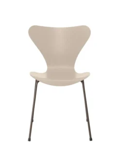 3107 Serie 7 stol i farvet ask af Arne Jacobsen