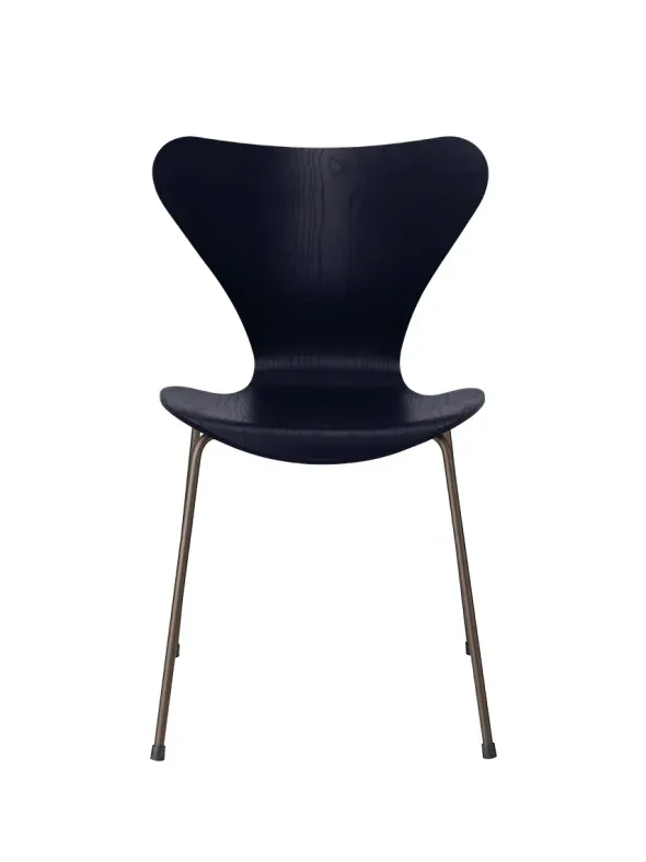 3107 Serie 7 stol i farvet ask af Arne Jacobsen