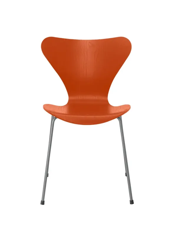 3107 Serie 7 stol i farvet ask af Arne Jacobsen
