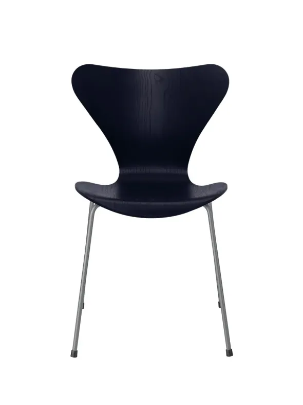 3107 Serie 7 stol i farvet ask af Arne Jacobsen