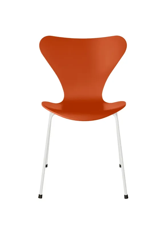 3107 Serie 7 stol lakeret af Arne Jacobsen