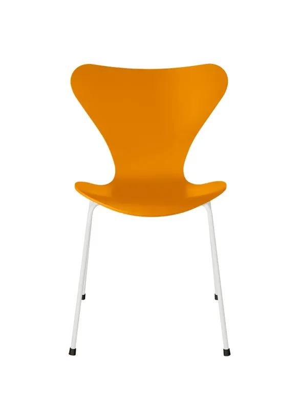 3107 Serie 7 stol lakeret af Arne Jacobsen