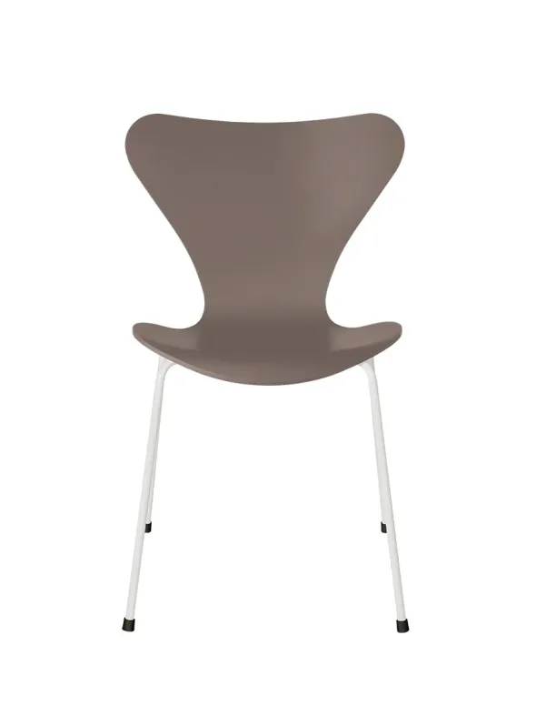 3107 Serie 7 stol lakeret af Arne Jacobsen