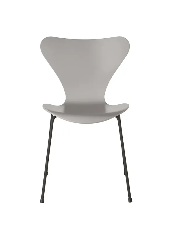 3107 Serie 7 stol lakeret af Arne Jacobsen