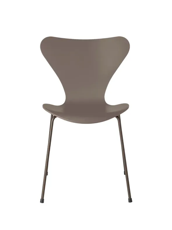 3107 Serie 7 stol lakeret af Arne Jacobsen