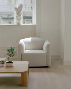 Shore Lounge Chair Extended Base, quill fra New Works