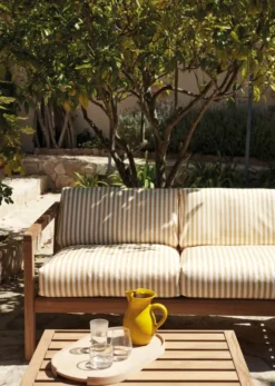 Skagerak Virkelyst 3 pers. Sofa, Golden Yellow Stripe fra Fritz Hansen