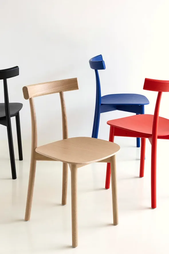 Skinny wooden chair, ash/red fra Nine