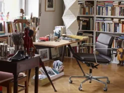 Soft Pad Chair EA 217 Kontorstol, sort læder/krom stel fra Vitra