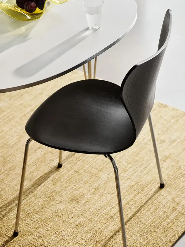 3107 stol i sort ask af Arne Jacobsen