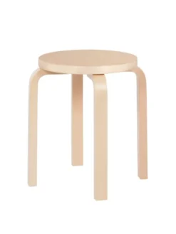 Stool E60, lakeret birk fra Artek