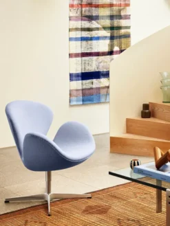 3320 Svanen i stof (prisgruppe 1) af Arne Jacobsen